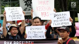 Sejumlah jurnalis dari berbagai organisasi dan media berunjuk rasa di Taman Pandang depan Istana Negara, Jakarta, Jumat (25/1). Mereka meminta Presiden Jokowi mencabut remisi yang diberikan kepada I Nyoman Susrama. (Liputan6.com/Helmi Fithriansyah)
