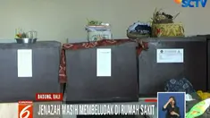 Guna menampung jenazah yang membeludak, petugas rumah sakit pun terpaksa menempatkan jenazah di pelataran dan ruang tunggu rumah sakit.
