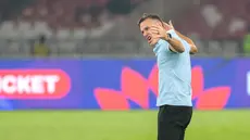 Pelatih Timnas Indonesia John Herdman memberikan semangat kepada para pemainnya saat laga panas melawan Bangladesh pada pertandingan Grup A FIFA ASEAN Cup 2026 di Jakarta, Kamis (1/10/2026). (KLY/Budy Santoso)