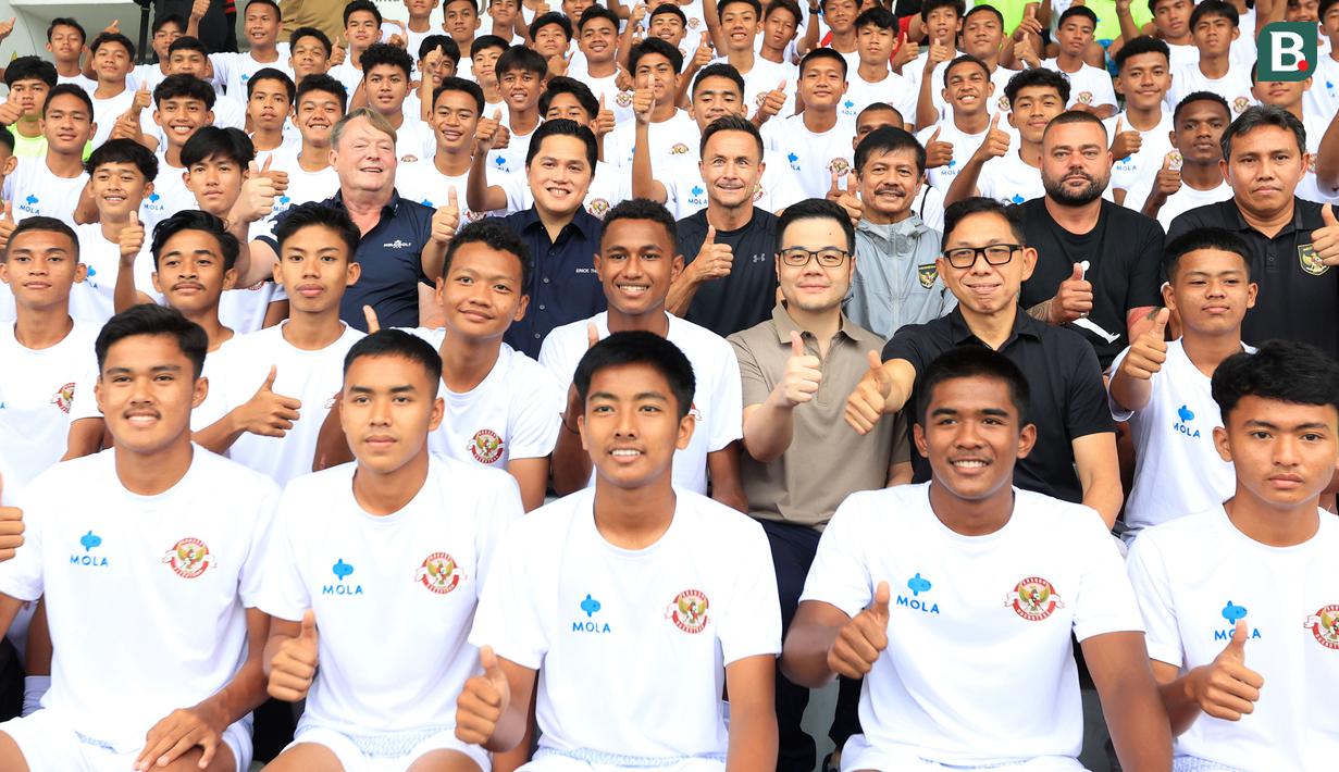 Ketua umum PSSI, Erick Thohir, foto bersama peserta seleksi pemain program Garuda Select di Stadion Madya Gelora Bung Karno, Jakarta, Kamis (6/7/2023). (Bola.com/M Iqbal Ichsan)