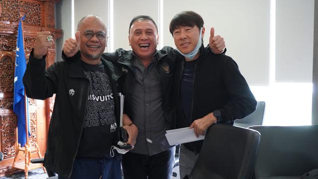 Anggota Komite Eksekutif (Exco) PSSI, Haruna Soemitro (kiri) berfoto bareng dengan Ketua PSSI, Mochamad Iriawan (tengah) dan pelatih Timnas Indonesia, Shin Tae-yong.
