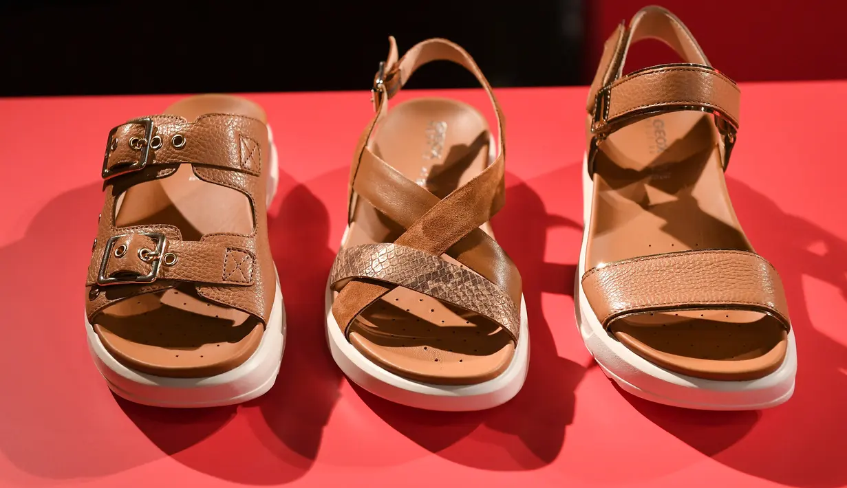 Koleksi sandal juga dihadirkan lebih kasual namun punya nuansa urban. Dilengkapi dengan teknologi Xans yang mengeksplorasi warna camel lembut dengan bertumpu pada sol luar yang menambah fleksibilitas dan kenyamana. (Foto: GEOX)