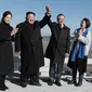 Presiden Korea Selatan Moon Jae-in (dua kanan) dan sang istri Kim Jung-sook (kanan) foto bersama Pemimpin Korea Utara Kim Jong-un (dua kiri) dan sang istri Ri Sol Ju (kiri) di Gunung Paektu, Korea Utara, Kamis (20/9). (Pyongyang Press Corps Pool via AP)