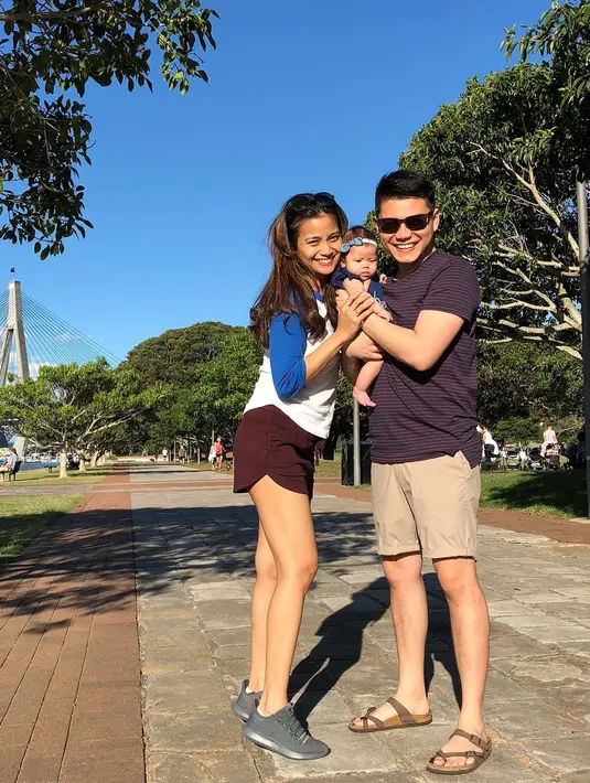 Terlebih saat mereka dikaruniai seorang bayi perempuan pada 20 September 2017 silam. Rona bahagia sebagai pasangan yang baru menjadi orang tua tentu sangat dirasakan Acha dan Vicky belakangan ini. (Instagram/septriasaacha)