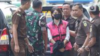 Harvey Moeis dan Helena Kim terlihat mengenakan rompi tahanan berwarna merah muda atau pink serta dikawal oleh sejumlah orang kejaksaan dan beberapa anggota TNI. (Liputan6.com/Herman Zakharia)
