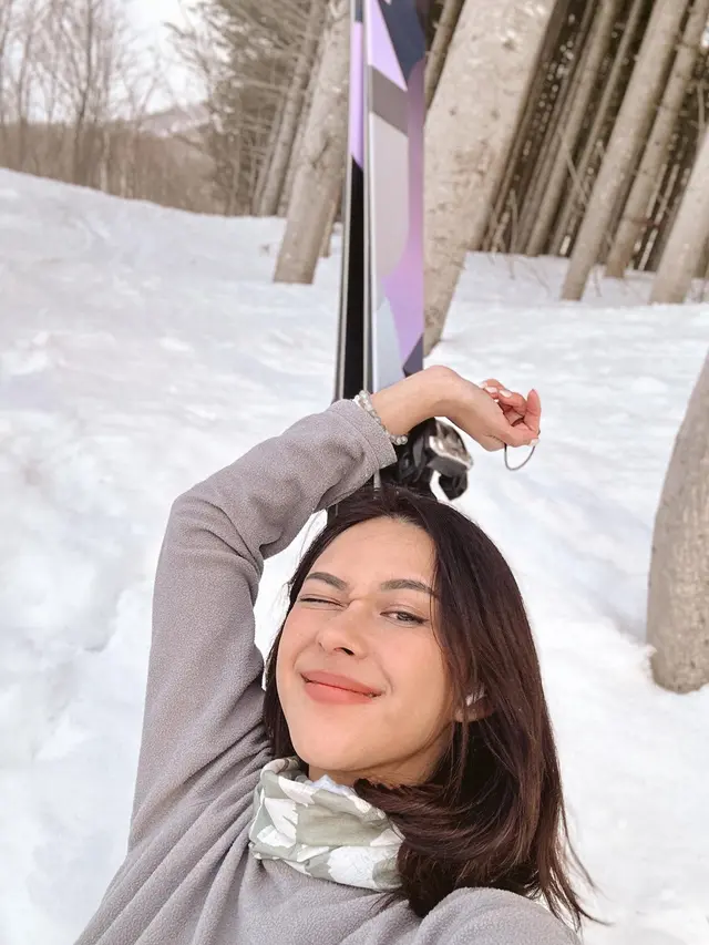 Kuat Tahan Dingin, Ini 7 Momen Nana Mirdad Main Ski di Jepang