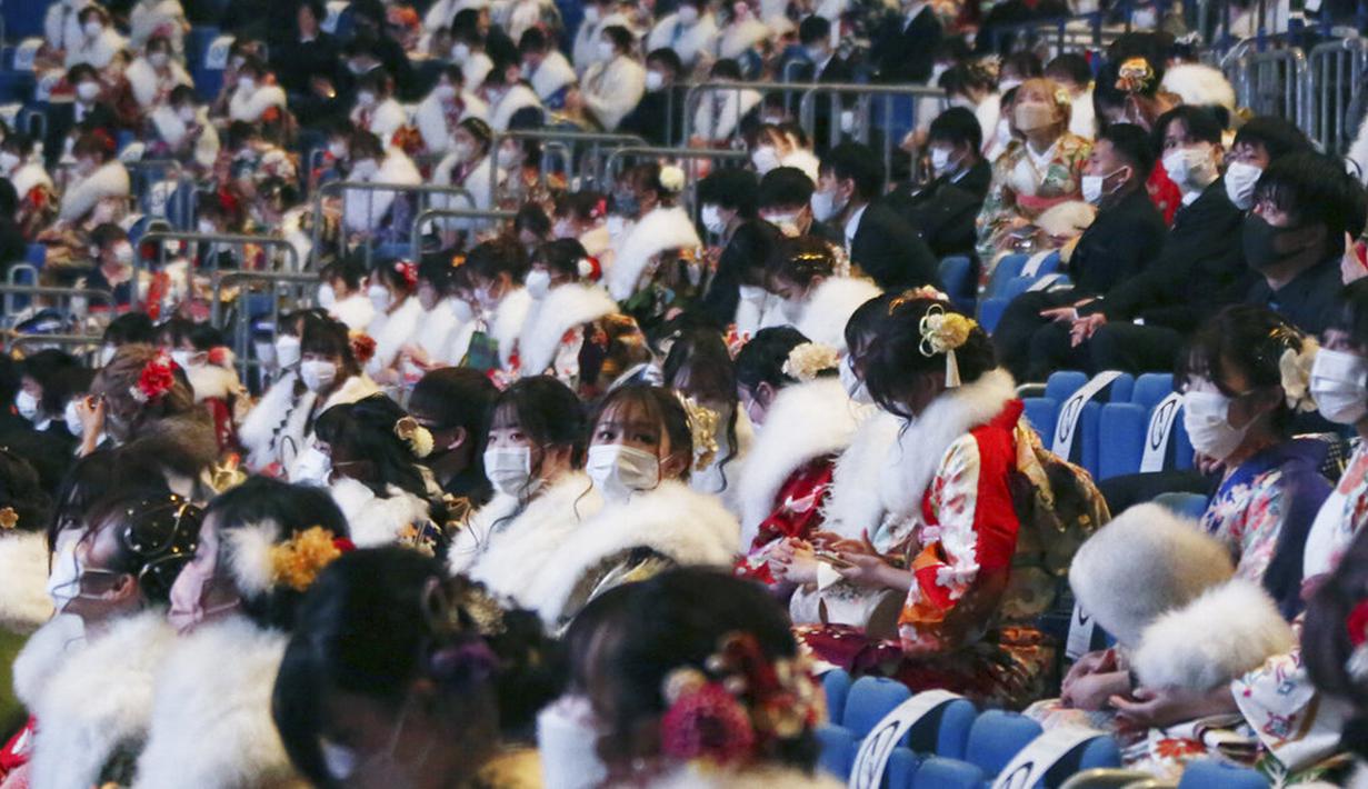 Para wanita yang baru atau akan berusia 20 tahun mengenakan kimono saat menghadiri upacara merayakan Coming of Age Day di Yokohama, Jepang, Senin (10/1/2022). Coming of Age Day diadakan setiap tahun pada Senin kedua bulan Januari untuk merayakan remaja Jepang menjadi dewasa. (AP Photo/Koji Sasahara)