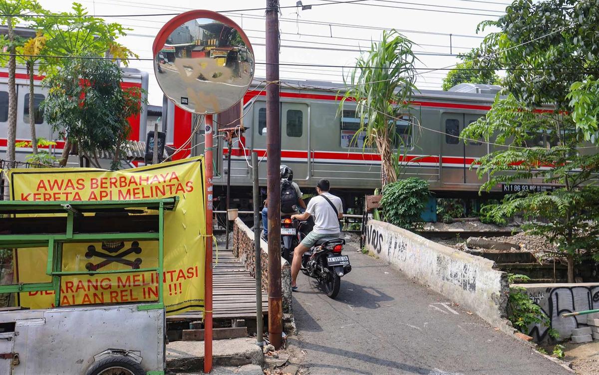 FOTO: Perlintasan Liar Tebet Ditutup Demi Keselamatan Warga