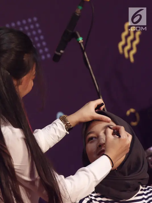 Beauty vlogger, Abel Cantika memberikan tutorial make up pada model saat beauty session selama Vidio Fair 2.0 di Gandaria City, Jakarta, Sabtu (3/11). Para pemain sinetron Anak Langit juga menjumpai penggemar di acara ini. (Liputan6.com/Herman Zakharia)