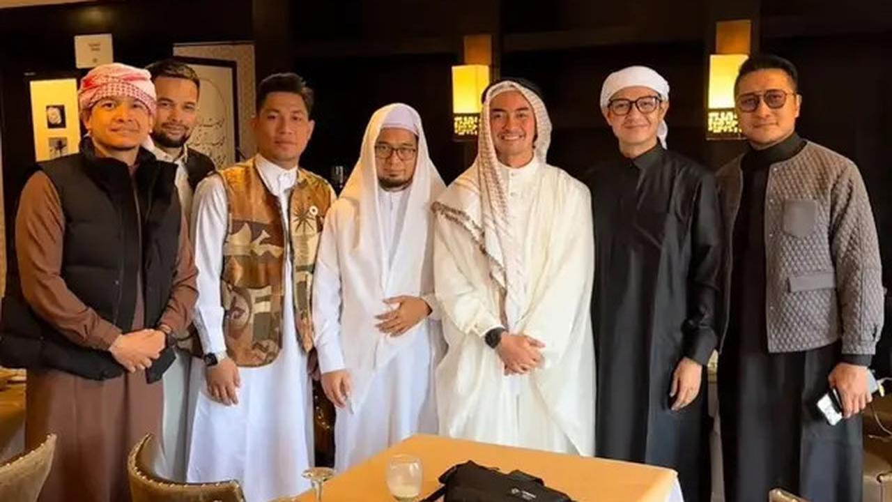 10 Potret Pernikahan Zumi Zola dan Putri Zulhas di Madinah, Dinikahkan Ust Adi Hidayat
