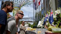 Orang-orang mengunjungi  Monumen Kemanusiaan Ground Zero bagi para korban untuk memperingati 20 tahun bom Bali, di Kuta, Bali, Rabu (12/10/2022). Mayoritas korban berasal dari Australia, sehingga menjadi satu-satunya jumlah korban jiwa terbesar dari serangan teroris dalam sejarah negara itu. (SONNY TUMBELAKA / AFP )