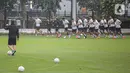 Sejumlah pesepak bola Timnas Indonesia berlatih menjelang semifinal Leg 1 Piala AFF 2022 menjamu Vietnam, di Lapangan A Kompleks Gelora Bung Karno, Jakarta, Rabu (4/1/2023). Timnas Indonesia sulit berlatih karena hujan deras yang menyebabkan Lapangan A SUGBK banjir dan banyak genangan. (Liputan6.com/Faizal Fanani)