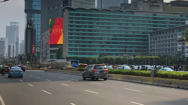 Instalasi batu Gabion di Bundaran HI Jakarta dibongkar pada Senin malam 23 Desember 2019. (Liputan6.com/ Delvira Chaerani Hutabarat)