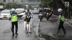 Polisi memberhentikan pengendara motor yang melanggar aturan pada jalur kiri khusus sepeda motor di Jalan MH Thamrin-Medan Merdeka Barat, Jakarta Pusat, Kamis (8/2). (Liputan6.com/Arya Manggala)