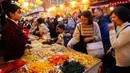 Warga Taiwan berburu berbagai makanan lezat untuk merayakan Tahun Baru Imlek di Pasar Dihua Street, Taipei, Selasa (29/1). (AP Photo/Chiang Ying-ying)