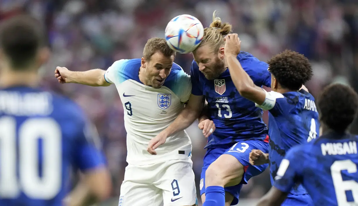 Pemain timnas Inggris, Harry Kane (dua kiri) berebut bola diudara dengan pemain Amerika Serikat Tim Ream dalam pertandingan grup B Piala Dunia 2022 di Al Bayt Stadium, Qatar, Sabtu (26/11/2022). (AP Photo/Luca Bruno)