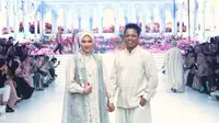 4 Potret Pasutri Arie Kriting dan Indah Permatasari Debut Bareng di Fashion Show, Memukau di Runway
