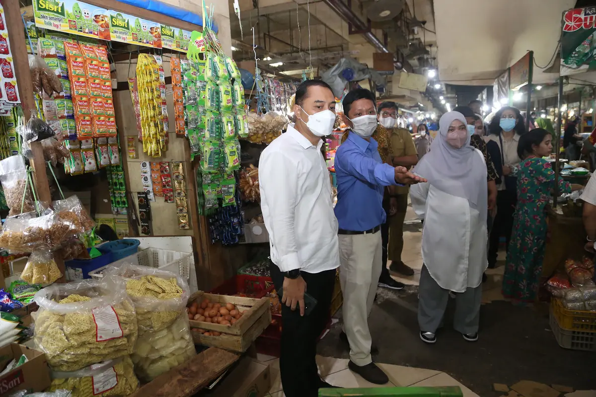 Eri Cahyadi saat memantau harga telur di pasar Surabaya. (Dian Kurniawan/Liputan6.com).