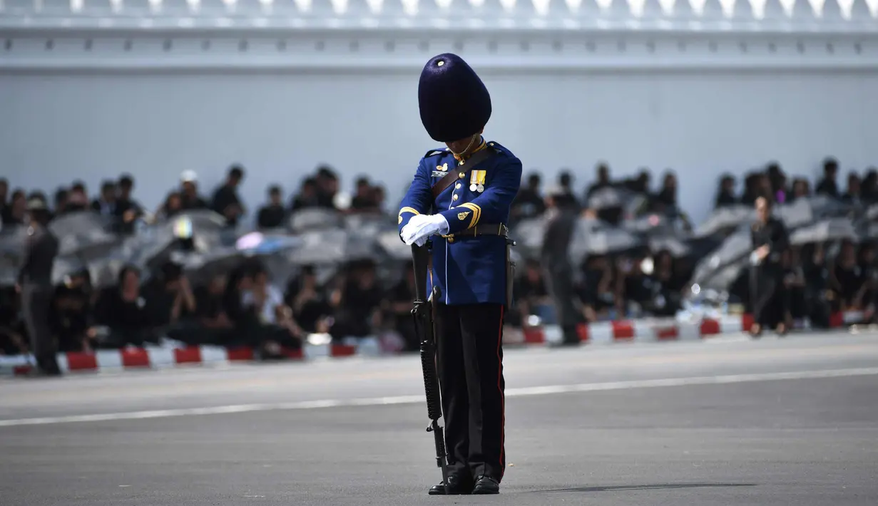 Petugas saat mengikuti upacara kremasi mendiang Raja Bhumibol Adulyadej di Bangkok, Thailand, Kamis, (26/10). Upacara pemakaman sendiri akan berlangsung selama lima hari mulai Kamis, 26 Oktober 2017. (AFP Photo / Anthony Wallace)