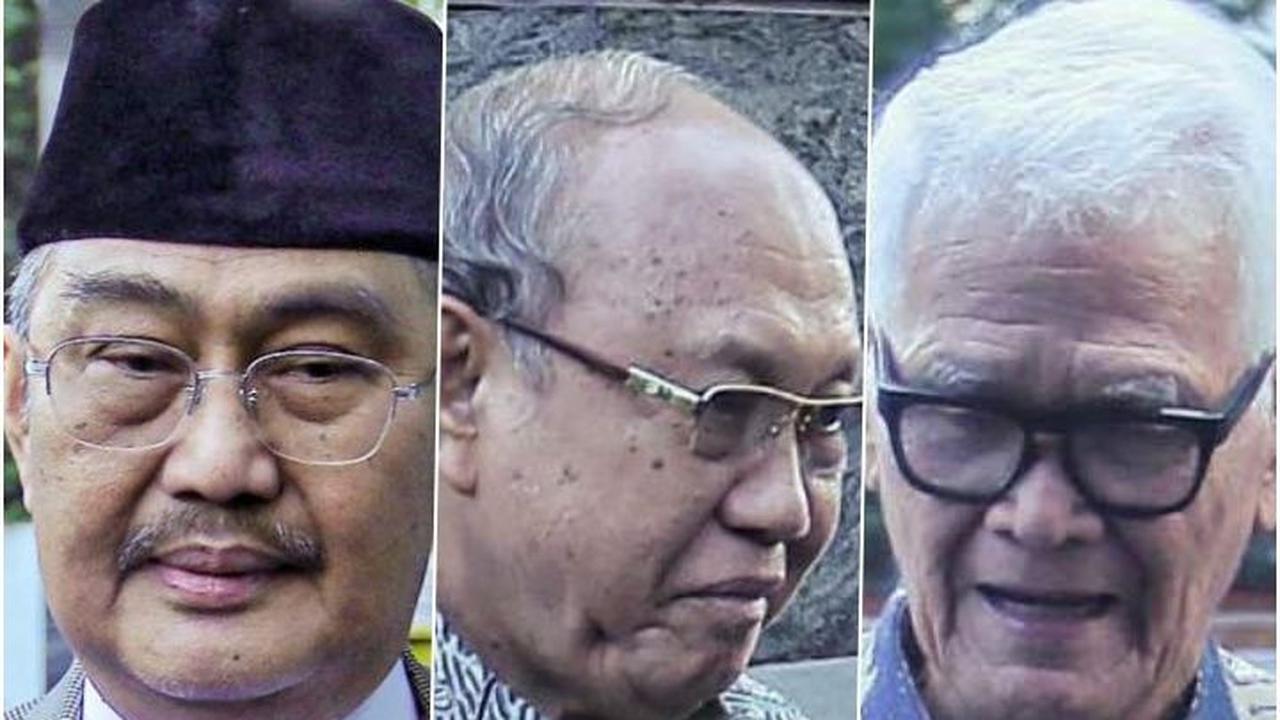 Ketua Majelis Kehormatan Mahkamah Konstitusi (MKMK) Jimly Asshiddiqie bersama dua anggota MKMK menggelar pertemuan di Gedung MK, Jakarta, Senin (30/10/2023).