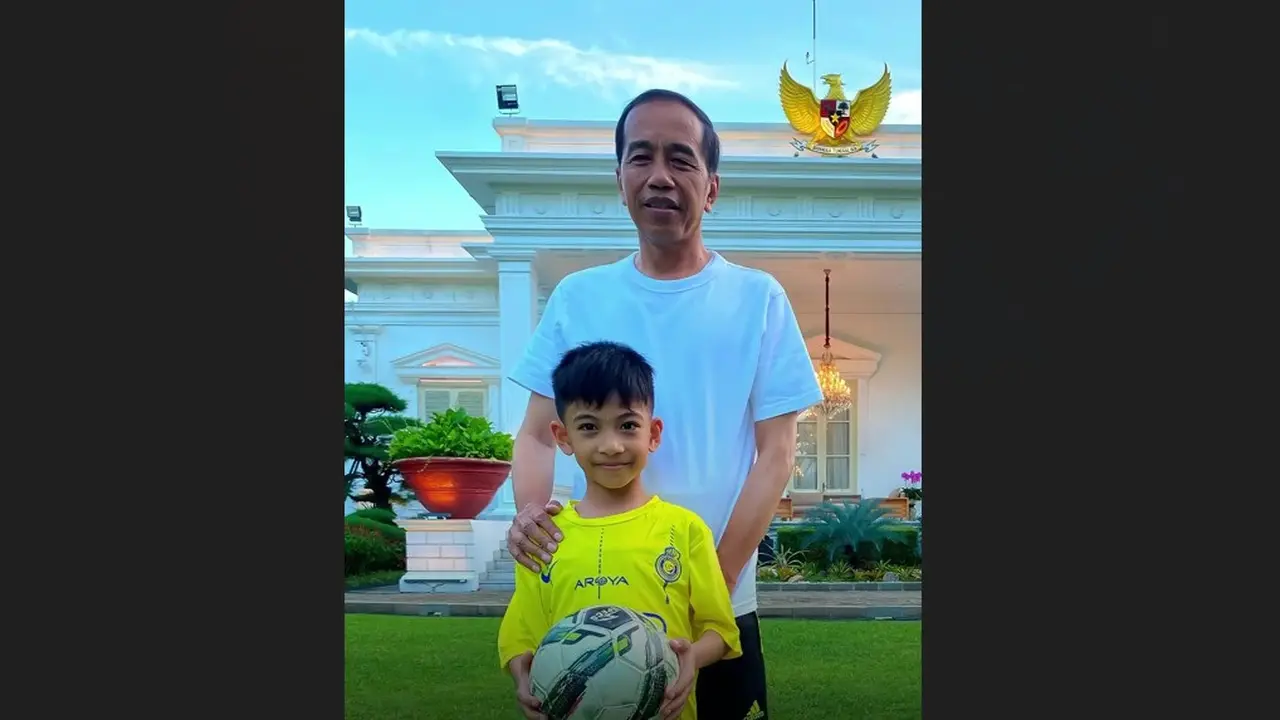 Presiden Joko Widodo (Jokowi) menghabiskan akhir pekan hari ini, Minggu (21/1/2024) dengan bermain sepak bola dengan sang cucu Jan Ethes.