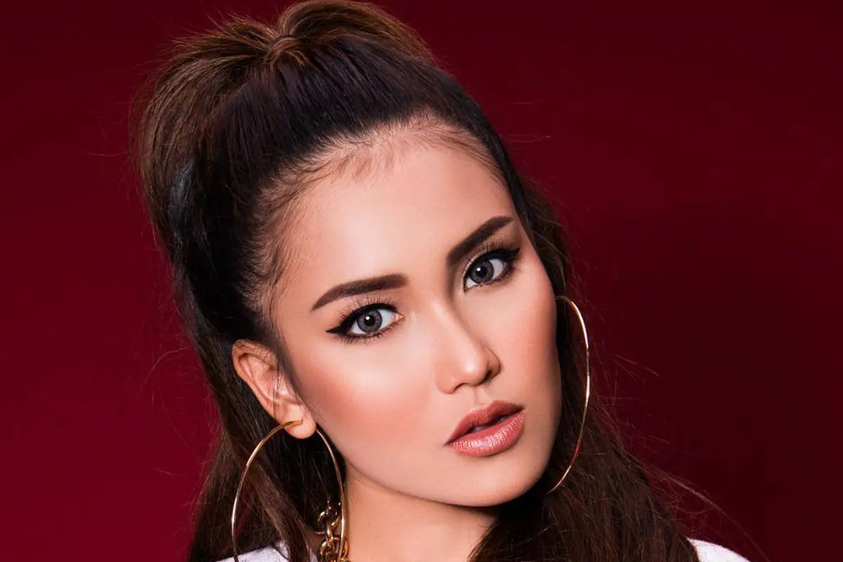[Bintang] Nggak Dangdut Banget, Gaya Ayu Ting Ting Pakai Jeans Andalan