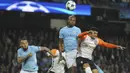 Pemain Manchester City, Fernandinho (tengah) berduel dengan pemain Shakhtar, Taison pada laga grup F Liga Champions di Etihad stadium, Manchester, (26/9/2017). City menang 2-0. (AP/Rui Vieira)