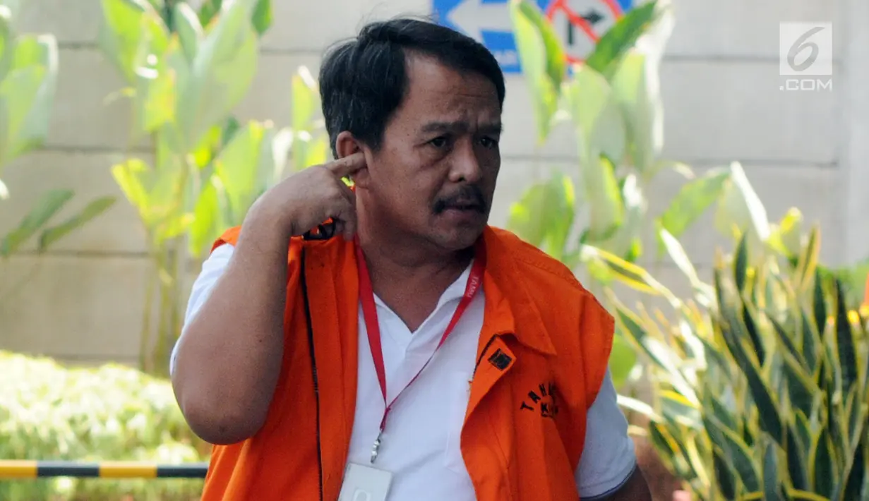 Bupati Labuhanbatu nonaktif Pangonal Harahap memakai rompi tahanan tiba di gedung KPK, Jakarta, Senin (10/9). Pangonal Harahap diperiksa terkait dugaan suap proyek di lingkungan pemda Labuhanbatu, Sumut. (Merdeka.com/Dwi Narwoko)