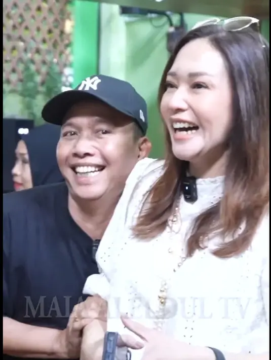 "Ya Allah, masyaallah seorang Maia Estianty mau datang mampir ke warung ayah. Terharu banget ayah," kata ayah Ojak dilansir dari YouTube MAIA ALELDUL TV. [Instagram/maiaestiantyreal]