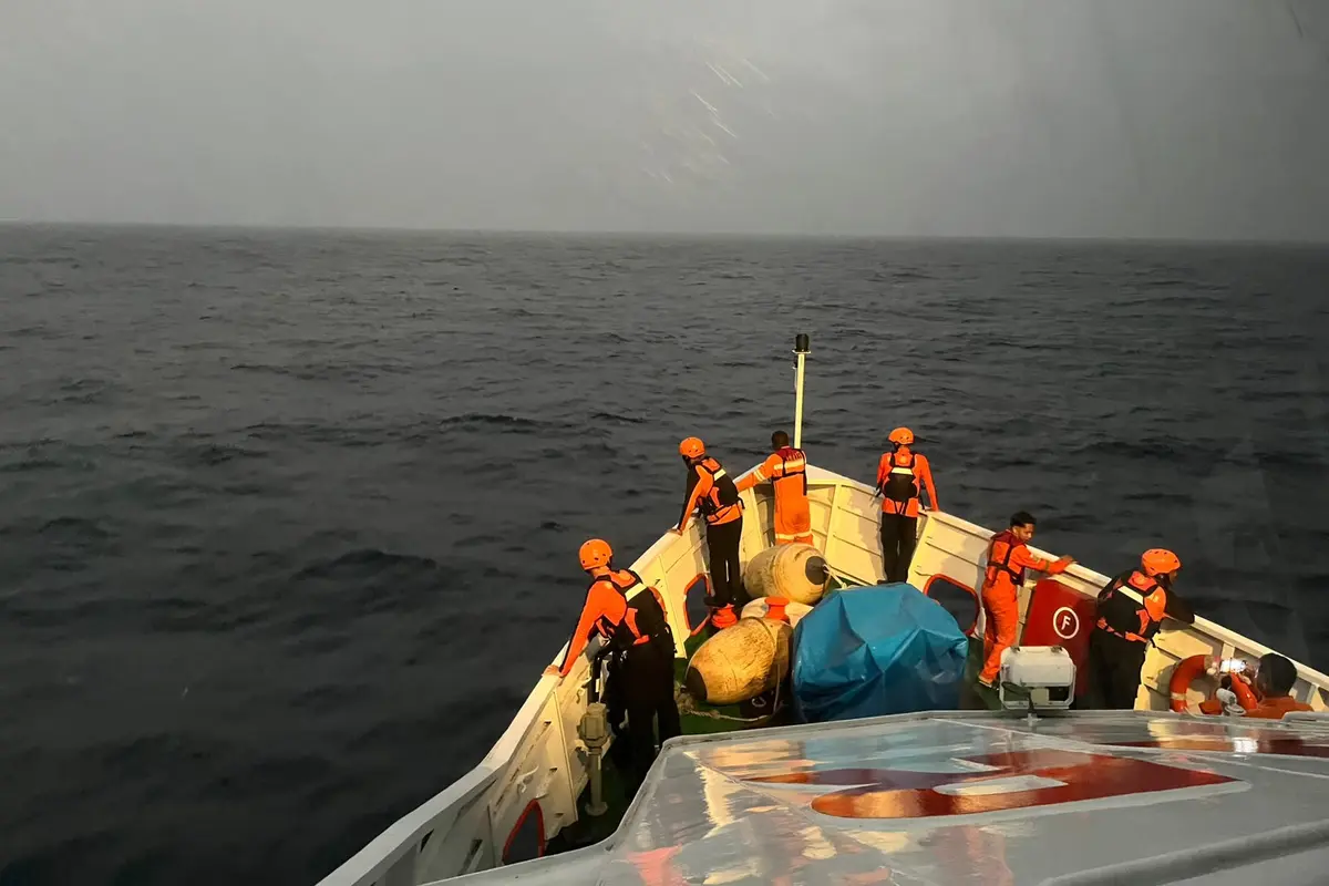 Basarnas Makassar terus melakukan pencarian korban tenggelamnya KM Nurul Salsa di perairan barat Pulau Polassi, Kabupaten Kepulauan Selayar, Sulawesi Selatan. (Dok. Istimewa)