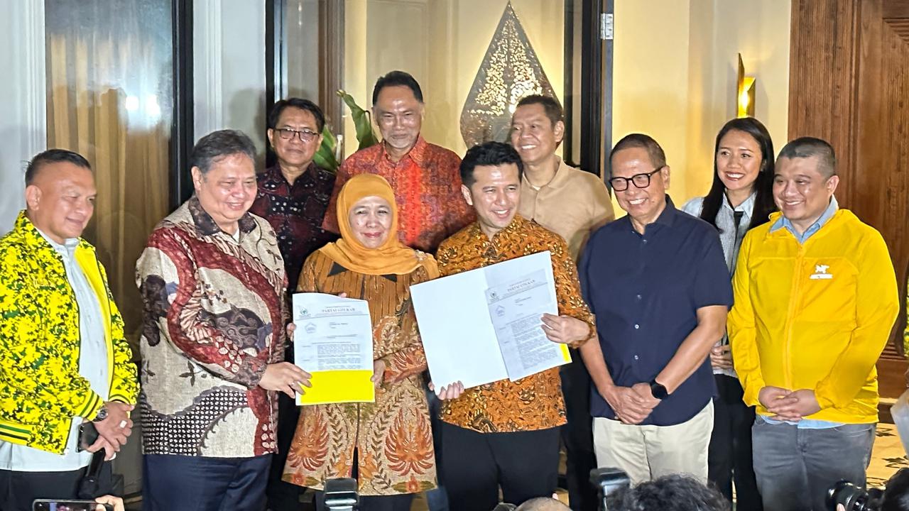 Khofifah Indar Parawansa diusung Partai Golkar untuk maju Pilkada Jawa Timur 2024. Deklarasi digelar di kediaman Ketua Umum Partai Golkar Airlangga Hartarto, Jalan Widya Chandra III Kebayoran Baru, Jakarta Selatan, Jumat malam (17/5/2024).