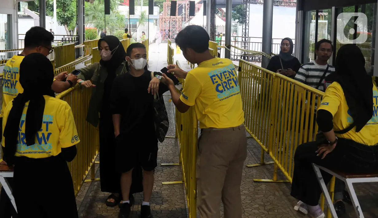 Para penonton memasuki area Everblast festival 2023 hari pertama di Gambir Expo Kemayoran, Jakarta Pusat, Sabtu (4/3/2023). Festival musik yang berlangsung selama dua hari di Gambir Expo Kemayoran, Jakarta, itu menampilkan para musisi sejak era 1990-an hingga 2000-an. (Liputan6.com/Herman Zakharia)