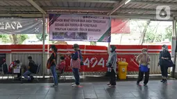 Calon penumpang antre untuk melakukan tes antigen di Stasiun Manggarai, Jakarta, Senin (21/6/2021). Tes antigen dilakukan di sejumlah stasiun seperti Bekasi, Bogor, Cikarang, Tangerang, Manggarai, dan Tanah Abang. (Liputan6.com/Herman Zakharia)
