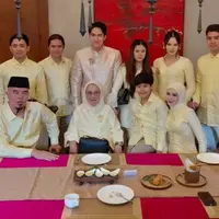 Menariknya, keluarga calon pengantin pria terlihat mengenakan busana bernuansa butter yellow sebagai dresscode, menciptakan kesan hangat, elegan, sekaligus serasi di hari bahagia El Rumi. [@elsyifa.story].
