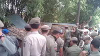 Penertiban lapak PKL di Jalan Raya Jakarta-Bogor oleh petugas Satpol PP Kabupaten Bogor, Kamis (26/2/2015) (Liputan6.com/Bima Firmansyah)