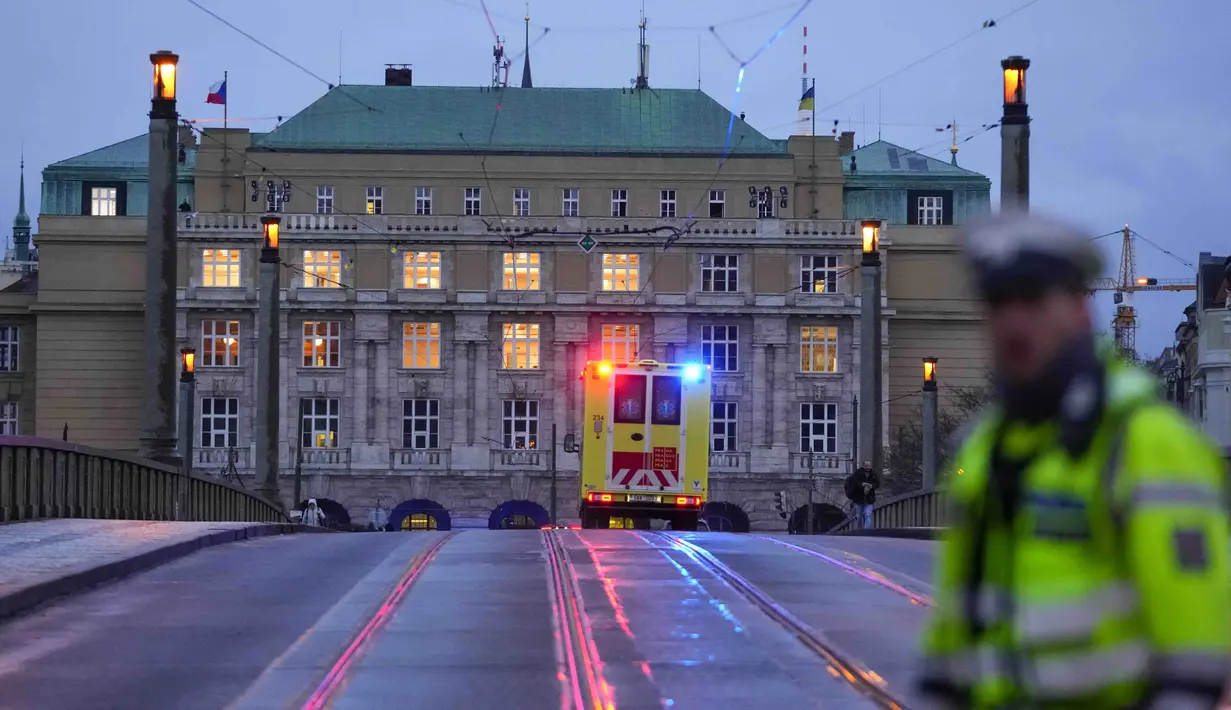 Ambulans melaju menuju gedung Fakultas Filsafat Universitas Charles di pusat kota Praha, Republik Ceko, Kamis (21/12/2023). (AP Photo/Petr David Josek)