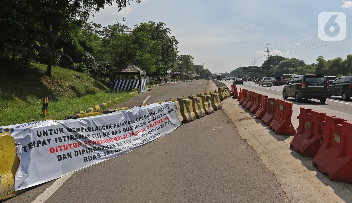 Spanduk penutupan permanen Rest Area KM 50 A yang di Tol Jakarta-Cikampek, Karawang, Kamis (24/12/2020). PT Jasa Marga menjelaskan alasan penutupan yang memang sudah direncanakan ditutup sejak Februari lalu. (Liputan6.com/Herman Zakharia)