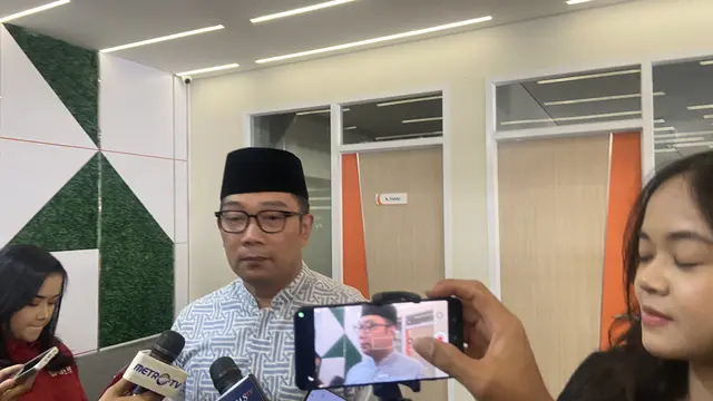 Bakal calon gubernur Jakarta, Ridwan Kamil usai bersilaturahmi ke Kantor DPW PKS di Kemayoran, Jakarta Pusat.