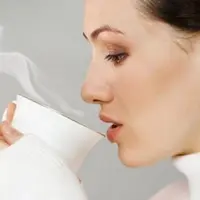 Bukan cuma memenuhi kebutuhan cairan tubuh, ternyata air hangat juga punya manfaat lain.