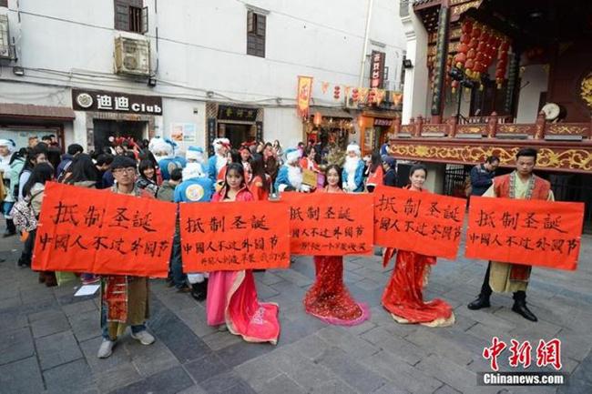 Mahasiwa yang menggunakan kostum tradisional Cina | Photo: Copyright shanghaiist.com