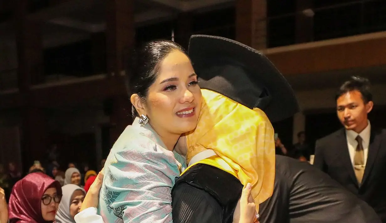 Tak mengenakan outfit biru, Annisa Pohan tampil manis dengan outfit bernuansa cotton candy [@annisayudhoyono]