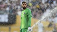 Kiper Paris Saint-Germain (PSG), Gianluigi Donnarumma, memperhatikan sprinkler menyiram lapangan saat jeda pertandingan Grup B Piala Dunia Antarklub antara PSG dan Botafogo di Pasadena, California, Kamis, 19 Juni 2025. (AP Photo/Gregory Bull)