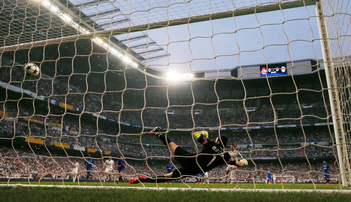 Penjaga gawang Juventus, Gianluigi Buffon gagal menghalau bola tendangan penalti Cristiano Ronaldo saat leg kedua semifinal Liga Champions di Stadion Santiago Bernabeu, Kamis (14/5/2015). Real Madrid bermain imbang 1-1 atas Juventus. (Reuters/Juan Medina)