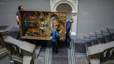 Pekerja memindahkan Kabar Sukacita kepada Perawan Terberkati dari Ikonostasis Bohorodchany di Museum Nasional Andrey Sheptytsky untuk persiapan keselamatan jika terjadi serangan di Kota Lviv, Ukraina, 4 Maret 2022. Pintu-pintu museum ditutup sejak perang Rusia di Ukraina. (AP Photo/Bernat Armangue)