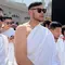 Potret Ivan Gunawan Umrah, Bagikan Renungan di Depan Kabah