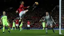 Striker Manchester United, Zlatan Ibrahimovic, membobol gawang Liverpool pada laga Liga Inggris di Stadion Old Trafford, Inggris, Minggu (15/1/2017). (EPA/Nigel Roddis)