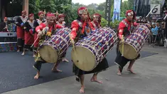 Pertunjukan alat musik tradisional Lombok, Gendang Beleq membuka Seri Konser Situs Budaya Iwan Fals dan Band di Panggung Kita, Depok, Sabtu (3/3). Konser Situs Budaya ini mengangkat budaya dari NTB Kerajaan Lombok dan Bima. (Liputan6.com/Arya Manggala)