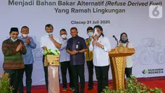 Menko Bidang Kemaritiman dan Investasi, Luhut Binsar Pandjaitan menekan tombol didampingi Menteri Kelautan dan Perikanan, Edhy Prabowo pada peresmian operasional pengolahan sampah menjadi bahan bakar alternatif di Cilacap, Jawa Tengah, Selasa (21/7/2020). (Liputan6.com/Pool/SIG)