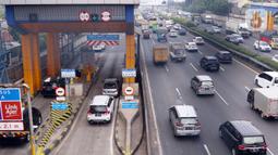 Mobil melintasi jalan Tol Tangerang-Jakarta di Tangerang, Banten, Rabu (30/3/2022). Mulai April 2022, Korlantas Polri akan menerapkan tilang elektronik bagi pengendara yang memacu kecepatan hingga 120 km per jam di jalan tol. (Liputan6.com/Angga Yuniar)