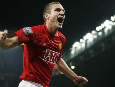 Nemanja Vidic dianggap sebagai salah satu bek hebat di generasinya bersama MU. Pria Serbia itu bersama CR7 dan Henry, adalah satu-satunya pemain yang memenangkan Pemain Terbaik Liga Inggris sebanyak dua kali. Vidic tercatat telah meninggalkan 5 gelar liga di Old Traffor. (AFP/Ian Kington)